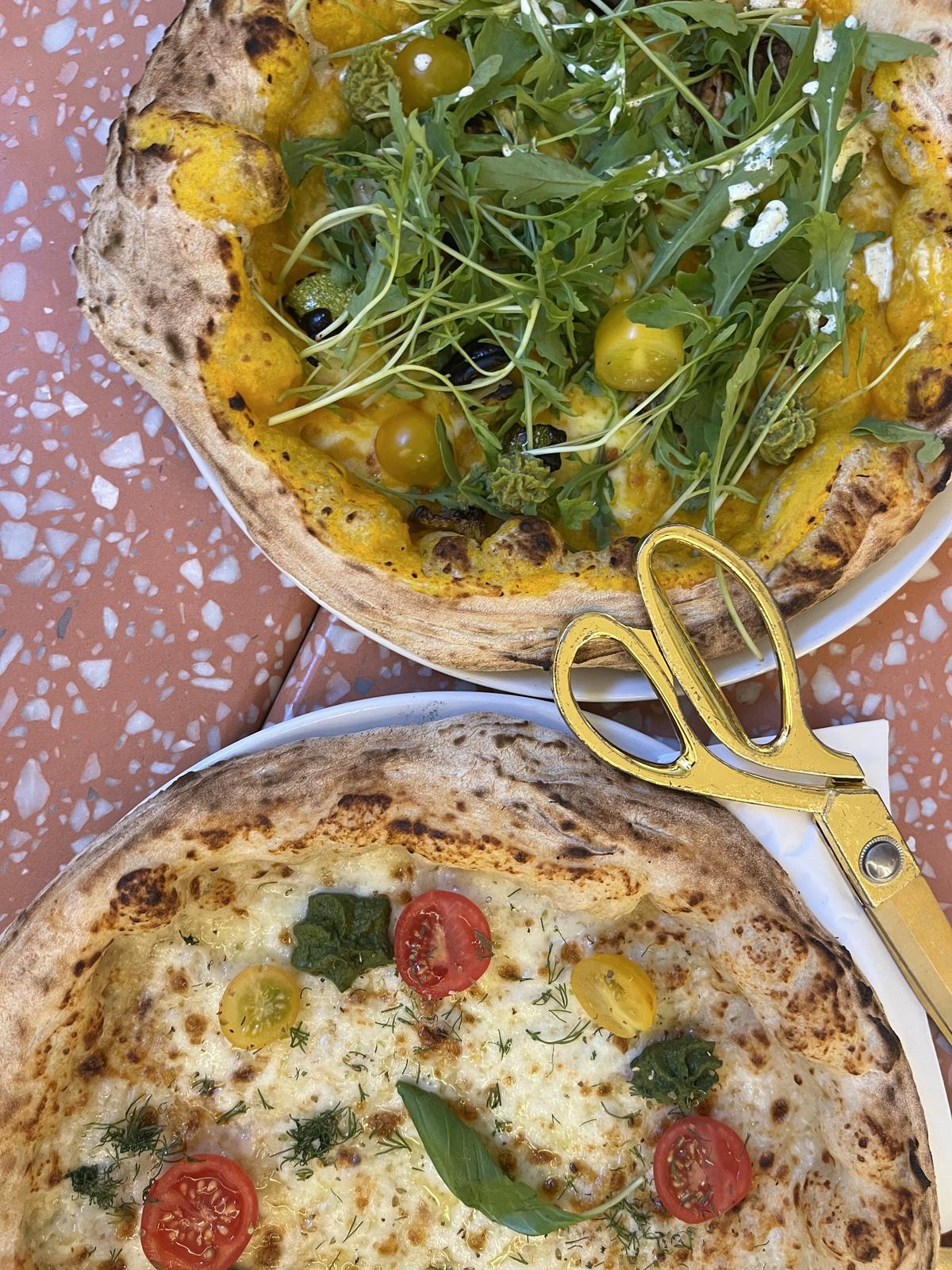 in paar geschmacksarme Cocktailtomaten auf einer etwas seltsamen, dünnen Käseschicht, bisschen Pesto, bisschen Dill.
