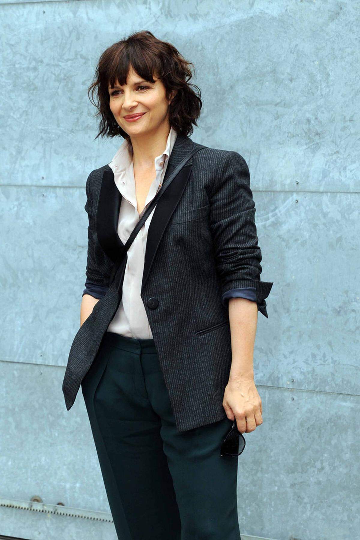 Schauspielerin Juliette Binoche sah sich die Trends von Giorgio Armani ganz genau an.