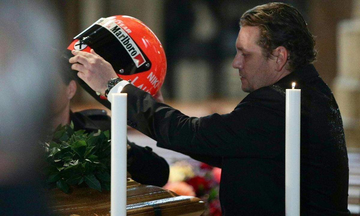Niki Laudas Sohn Lukas legte den Rennfahrerhelm seines Vaters auf den Sarg im Wiener Stepahnsdom.
