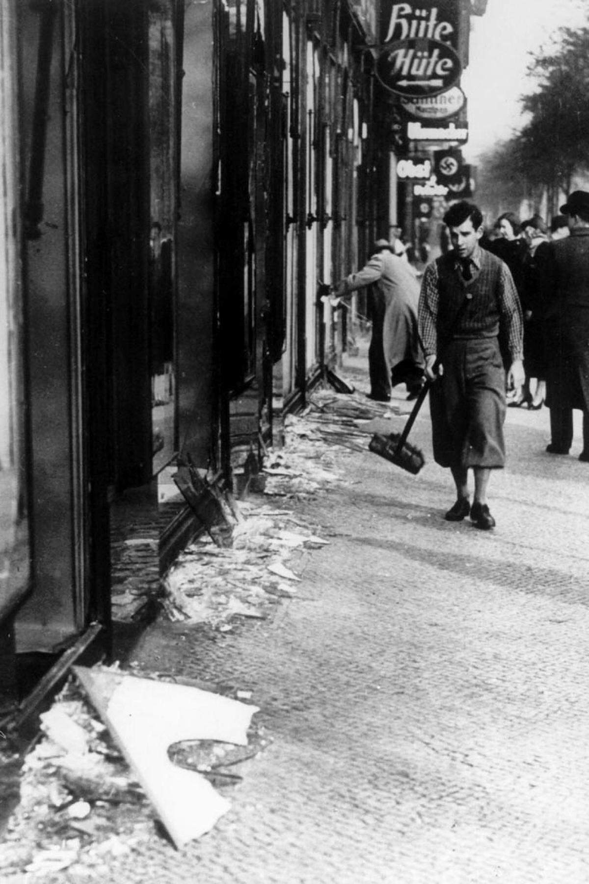 „Ich habe heute eine Rundfahrt durch Wien gemacht. Im Ganzen sah ich persönlich 9 Synagogen, die zum Teil noch brennend, zum anderen Teil gesprengt waren. Im Übrigen werden die Juden zusammengetrieben und wahrscheinlich zum Großteil der Polizei übergeben. (...) Im Allgemeinen ist sonst übliche Wiener Ruhe.“ Mit ein paar kurzen Zeilen berichtete das Reichskommissariat für die Wiedervereinigung Österreichs mit dem Deutschen Reich am 10. November 1938 über eines der dunkelsten Kapitel der Zeitgeschichte. Die Nazis nannten die Gewaltexzesse euphemistisch Reichskristallnacht, Historiker prägten den Begriff Novemberpogrome.