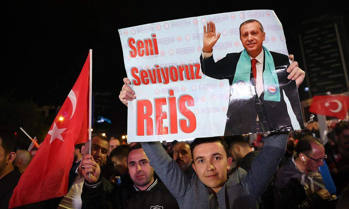 Der türkische Präsident Erdoğan wird von seinen Anhängern gefeiert.