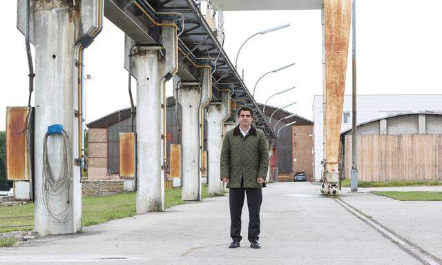 Bürgermeister Christian Gepp vor der alten denkmalgeschützten Krananlage der Korneuburger Werft.