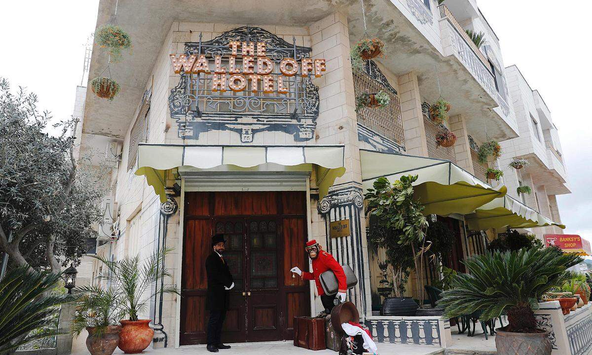 2017 hat Banksy übrigens ein in Bethlehem Hotel eröffnet, das unmittelbar an der Grenzmauer zwischen Israel und dem Westjordanland 