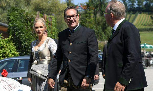 Vizekanzler Heinz-Christian Strache ist ebenfalls unter den Gästen. Hier gemeinsam mit seiner Frau Philippa. Wie auch das Brautpaar sind viele Gäste in Tracht zur Hochzeit erschienen.