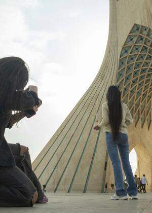 Zwei junge Frauen unter dem Azadi-Bogen in Teheran – ohne Kopftuch.