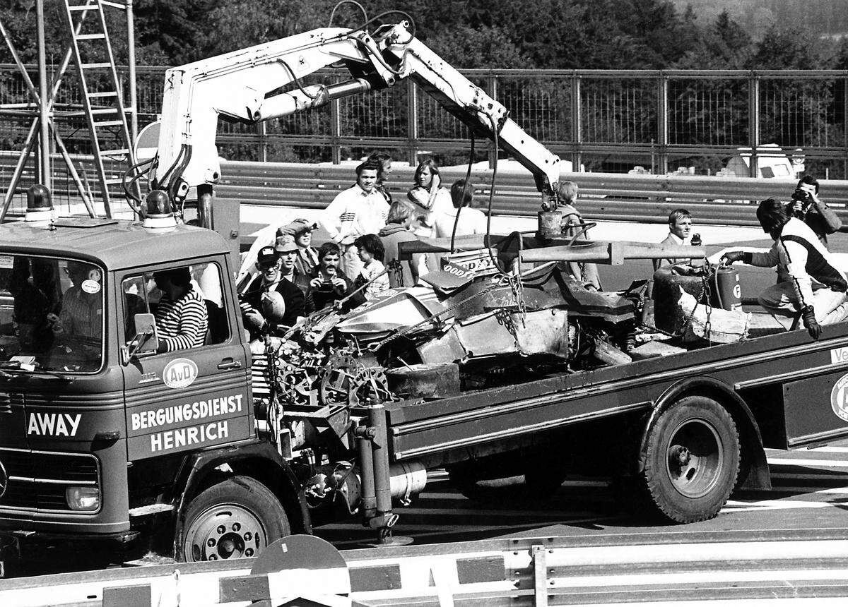 1. August 1976: Niki Lauda verunglückt beim Grand Prix am Nürburgring schwer. Sein Ferrari brach mit 220 km/h aus, raste frontal in die Leitplanken und brannte lichterloh. Der ihm folgende Brett Lunger prallte in das Wrack, Lauda verlor seinen Helm und wurde ohnmächtig. Der italienische Kollege Arturo Merzario zog Lauda aus dem Auto. Er wurde mit lebensgefährlichen Verletzungen ins Krankenhaus gebracht.