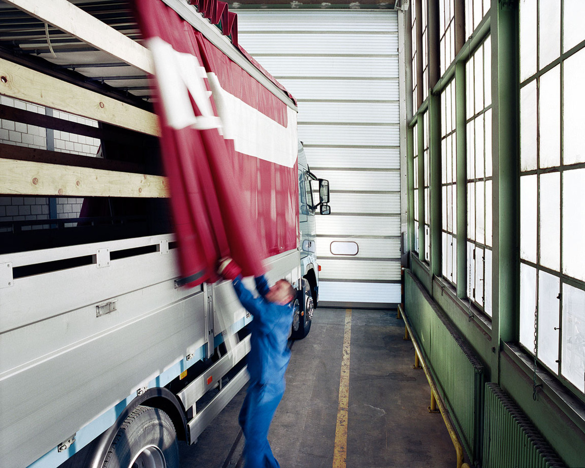 Nach wie vor werden die Taschen übrigens an der gleichen Transitstrecke produziert, mittlerweile allerdings in einer ausgewachsenen, 26.000 Quadratmeter großen Fabrikhalle und mit Industrie-Nähmaschinen. Die Schritte der Herstellung, die aktuell von 116 Mitarbeitern übernommen werden, zeigen die folgenden Bildern.