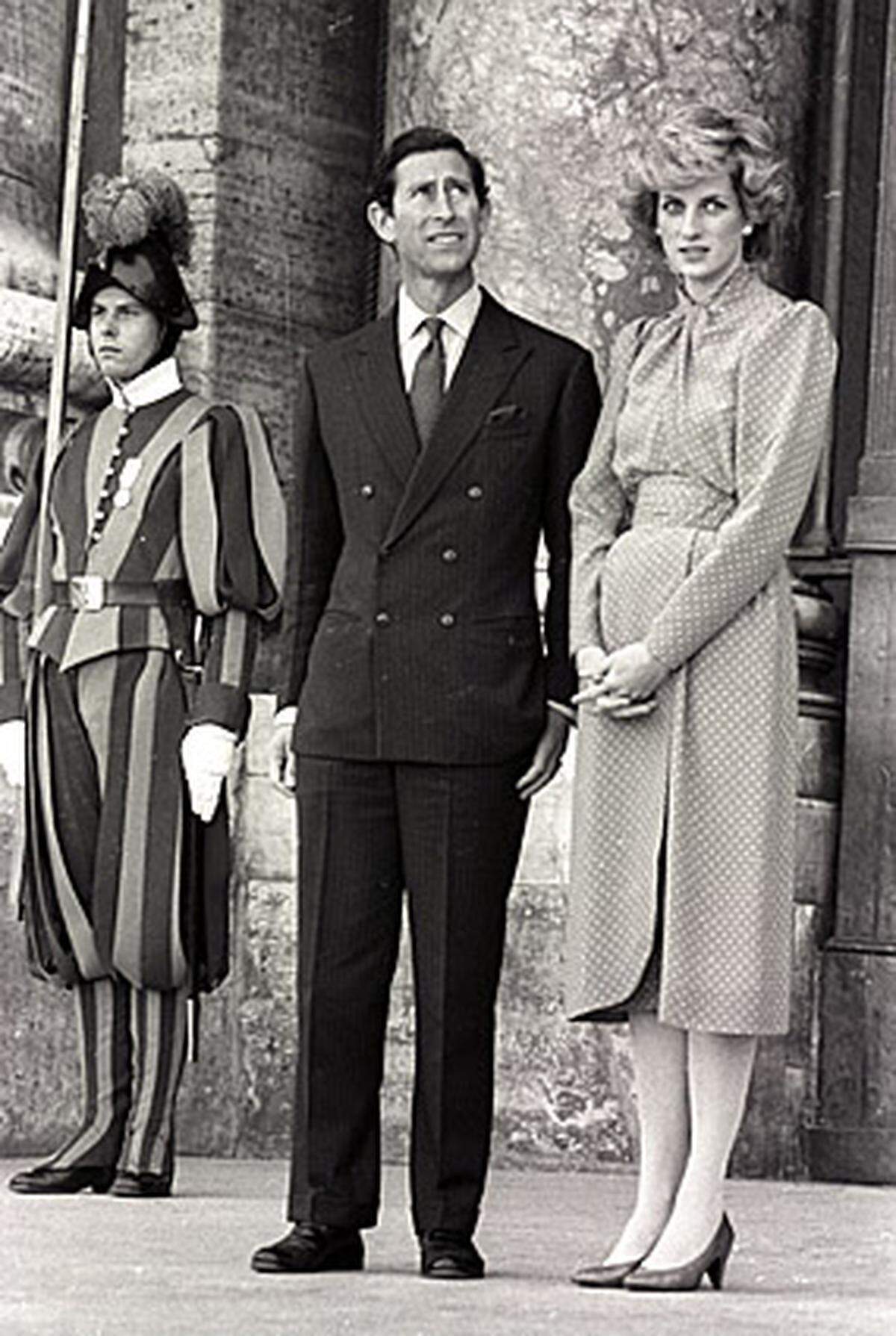Sie hätten eine Ehe zu dritt geführt, sagte Prinzessin Diana in einem Interview nach ihrer Scheidung von Prinz Charles im Jahr 1996. Schon während der über 15-jährigen Beziehung des Thronfolger-Paares war Camilla Parker Bowles immer präsent gewesen.  Den Ehebruch mit Camilla gestand Prince Charles schließlich im Sommer 1994 in einem Fernseh-Interview. Zur Hochzeit zwischen den beiden kam es erst Jahre später, im April 2005.