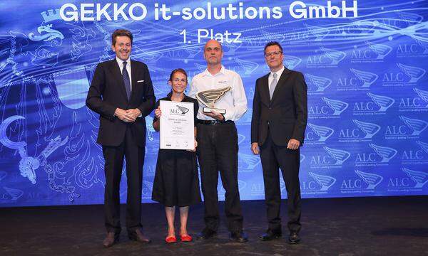 Auszeichnung 1. Platz Kleinbetriebe für die Gekko-it-solutions GmbH (v.l.) WKÖ-Präsident Harald Mahrer, Gekko-Geschäftsführer Johannes Kunschert und Andrea Kunschert sowie Hans Pleininger, ALC-Leiter der "Presse".