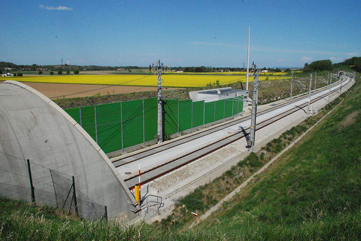 2012 ist ein "entscheidendes Bahnjahr". Der Wiener Hauptbahnhof nimmt den ersten Teilbetrieb für den Nahverkehr auf, 70 Kilometer Tunnel und 100 Streckenkilometer Gleise werden neu in Betrieb genommen - darunter auch der viergleisige Ausbau der Westbahnstrecke zwischen St. Pölten und Wien. Ein Lokalaugenschein.