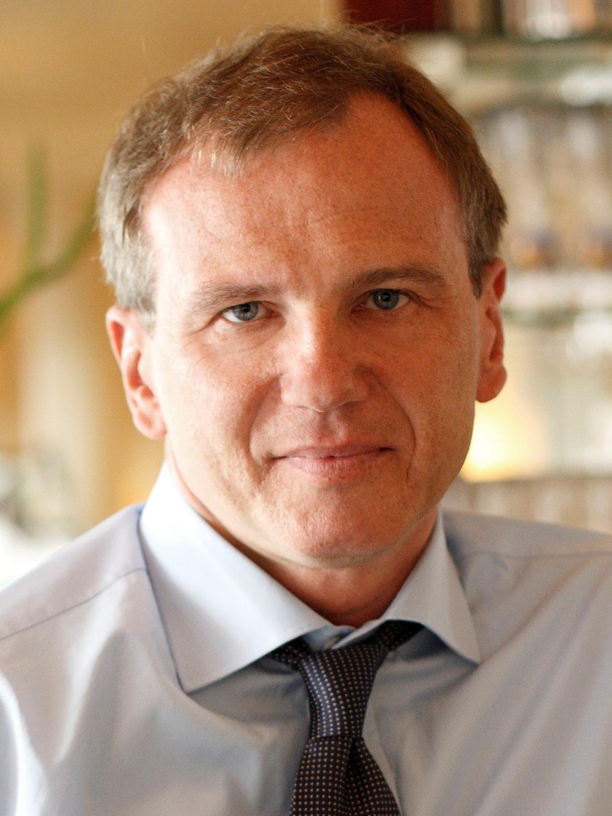 Armin Wolf (*1966) ist promovierter Politologe und arbeitet seit 1985 für den ORF, derzeit als „ZiB 2“-Moderator und stv. Chefredakteur von ORF2. 2020 wurde er als Österreichischer Journalist des Jahres ausgezeichnet und 2019 als Europäischer Journalist des Jahres. Der Beitrag gibt seine persönliche Meinung wieder.