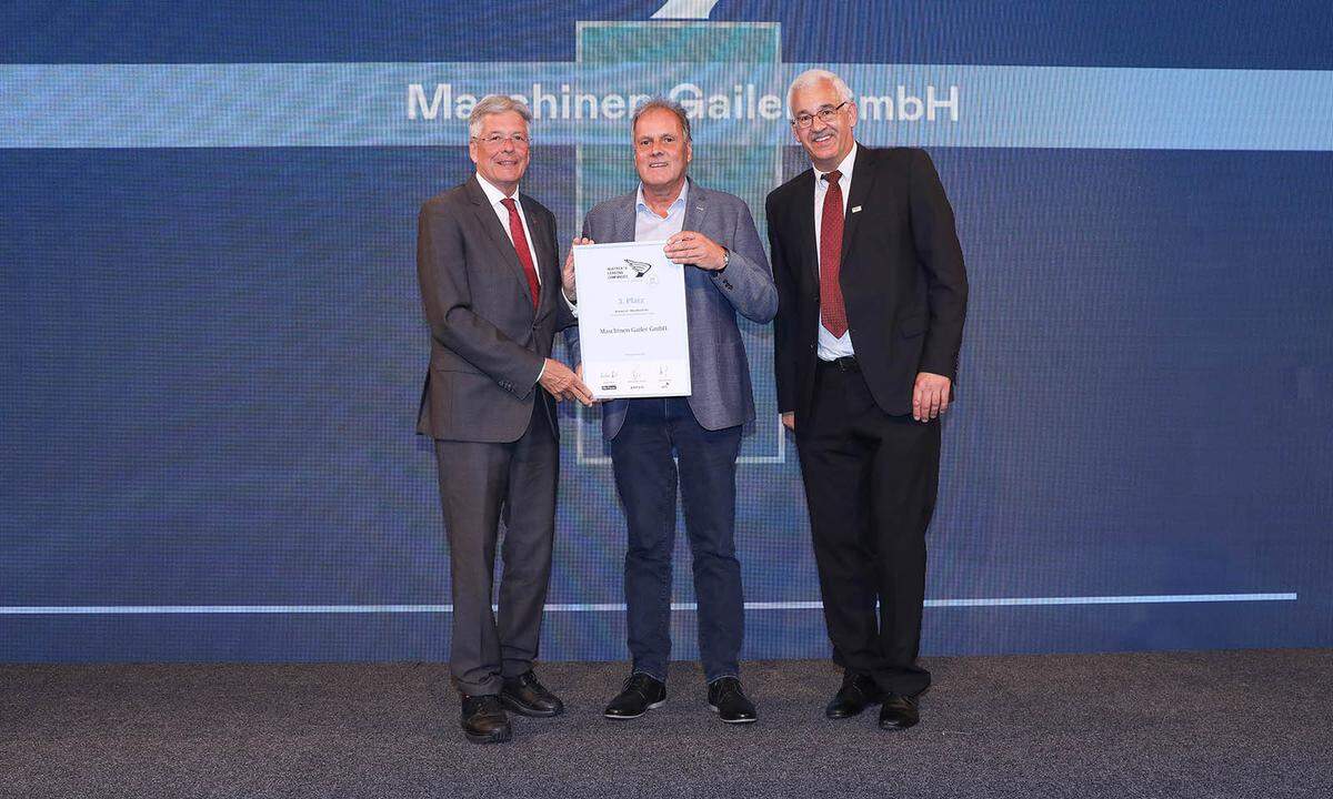 3. Platz Mittelbetriebe für Maschinen Gailer GmbH (v. l.): Landeshauptmann Peter Kaiser, Unternehmer Stefan Gailer und Adolf Fleischhacker, TÜV Austria Director Kärnten.