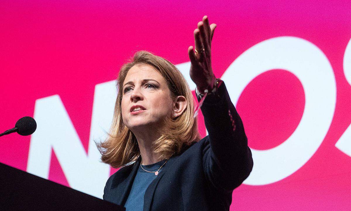 Nicht Kickl, nicht Kurz, sondern Meinl-Reisinger ließ unlängst einen schärferen Ton beim Thema Asyl anklingen. "Wir können uns keine offenen Tore leisten", verkündete die pinke Parteichefin.