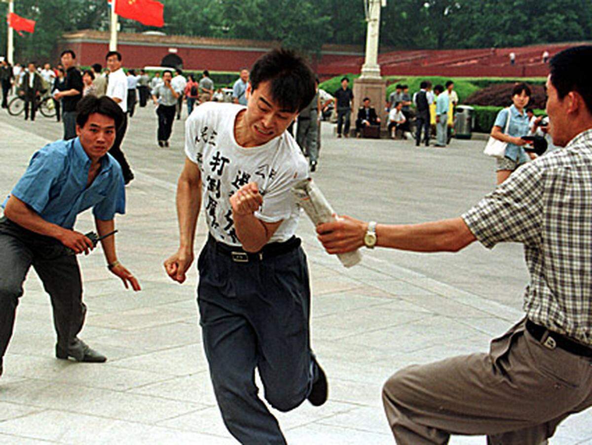 Sieben Wochen dauerten die Proteste der chinesischen Demokratiebewegung, die in der Nacht vom 3. auf den 4. Juni 1989 im Herzen Pekings vom Militär blutig niedergeschlagen wurden. Wahrscheinlich bis zu 3000 Menschen, hauptsächlich Studenten, wurden dabei brutal getötet. Klicken Sie sich durch die Chronologie der Geschehnisse, die zu dem grausamen Massaker führten: