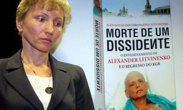 Martina Litwinenko, Witwe des ermordeten Kremlkritikers Alexander Litwinenko, bei der Präsentation der portugiesischen Ausgabe eines Buches über den Mordfall 
