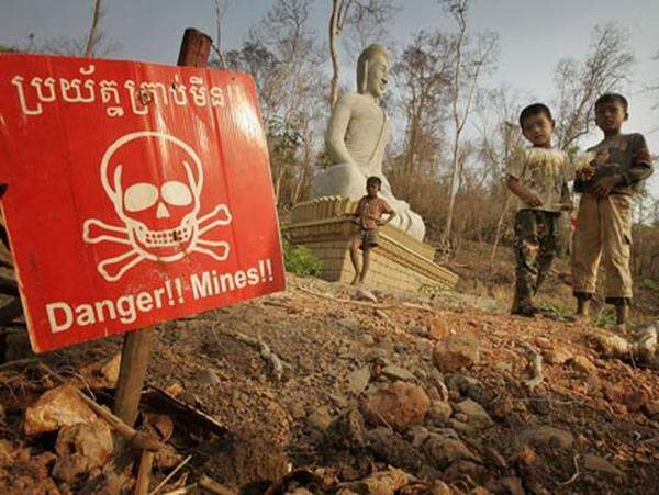 Die Nutzung von Landminen ist stark umstritten. Sie bleiben lange eine Gefahr für die Zivilbevölkerung, auch wenn der militärische Konflikt Jahrzehnte zurückliegt.  Im Bild: Kinder bei einem minenverseuchten Feld in Kambodscha.