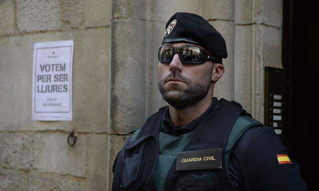 Mann der Guardia Civil in Barcelona
