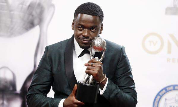 Daniel Kaluuya (28) gehörte in seiner Rolle in der Horrorsatire "Get Out" (die vor allem mit Gesellschaftskritik punktete) im vergangenen Jahr sicherlich zu den Überraschungen im Kino. Er wurde etwa auch mit einem NAACP Image Award (im Bild) ausgezeichnet. Seine Rolle hat dem gebürtigen Engländer auch einen Part im aktuellen Marvel-Blockbuster "Black Panther" eingebracht.