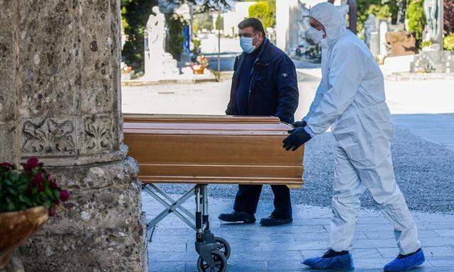 Kein Platz mehr für Särge: In und um Bergamo hat die Coronapandemie bereits Hunderte Opfer gefordert.