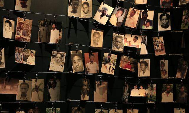 Fotos von Opfern des Völkermordes von 1994 im Kigali Genocide Memorial Museum