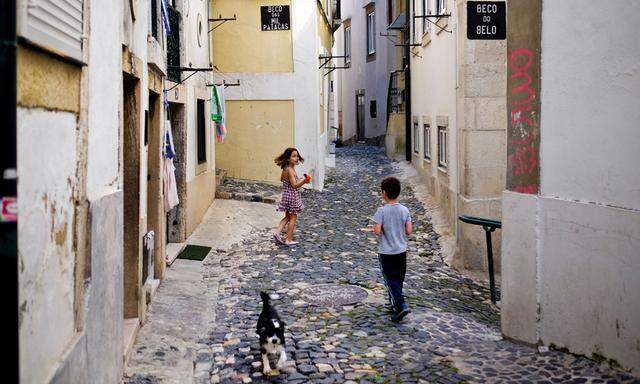 Kaum Perspektiven: Kinder spielen in der Altstadt von Lissabon.  Immer mehr junge Portugiesen wandern aus, weil sie daheim keinen Job finden.