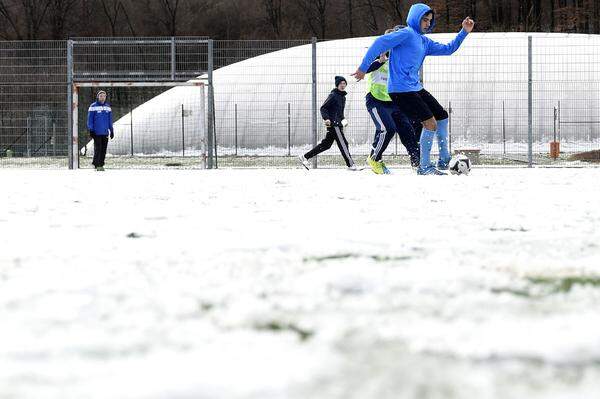 Wien erreichten nur mehr Ausläufer. Dennoch fielen 18 Ampelanlagen aus, drei Straßenbahnlinien schränkten den Betrieb ein. Kurzzeitig lag am 1. April sogar Schnee auf den Straßen.