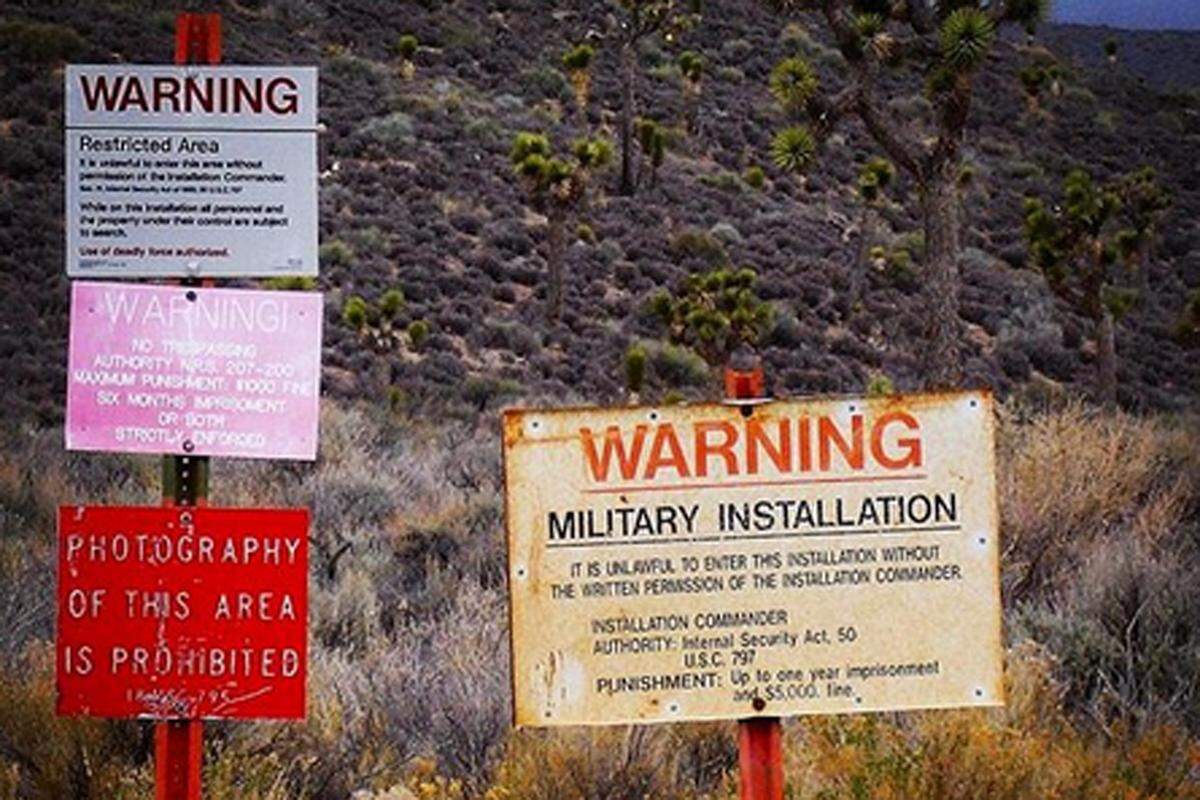 Sie ist bekannt für Gerüchte über UFO-Abstürze und Alien-Obduktionen: Die Militärbasis Area 51 im US-Bundesstaat Nevada ist quasi die "Mutter" aller geheimnisvollen Orte. Das Areal steht schon seit Jahrzehnten im Fokus der weltweiten Aufmerksamkeit – vor allem deswegen, weil niemand genau weiß, was hier in diesem militärischen Sperrgebiet eigentlich wirklich passiert. Gerüchte besagen, dass hier ein im Jahr 1947 abgestürztes UFO aufbewahrt und Außerirdische untersucht würden. Offiziell bestätigt wurde die Existenz des Sperrgebiets erst 2013. Laut CIA diene das Gelände zum Testen neuartiger Experimentalflugzeuge. Das Betreten ist Normalsterblichen bis heute strengstens untersagt. Viele Fragen, etwa zu seltsamen Lichterscheinungen über dem Gebiet, sind bis heute unbeantwortet – weshalb die Area 51 auch weiterhin Verschwörungstheoretiker auf den Plan ruft.