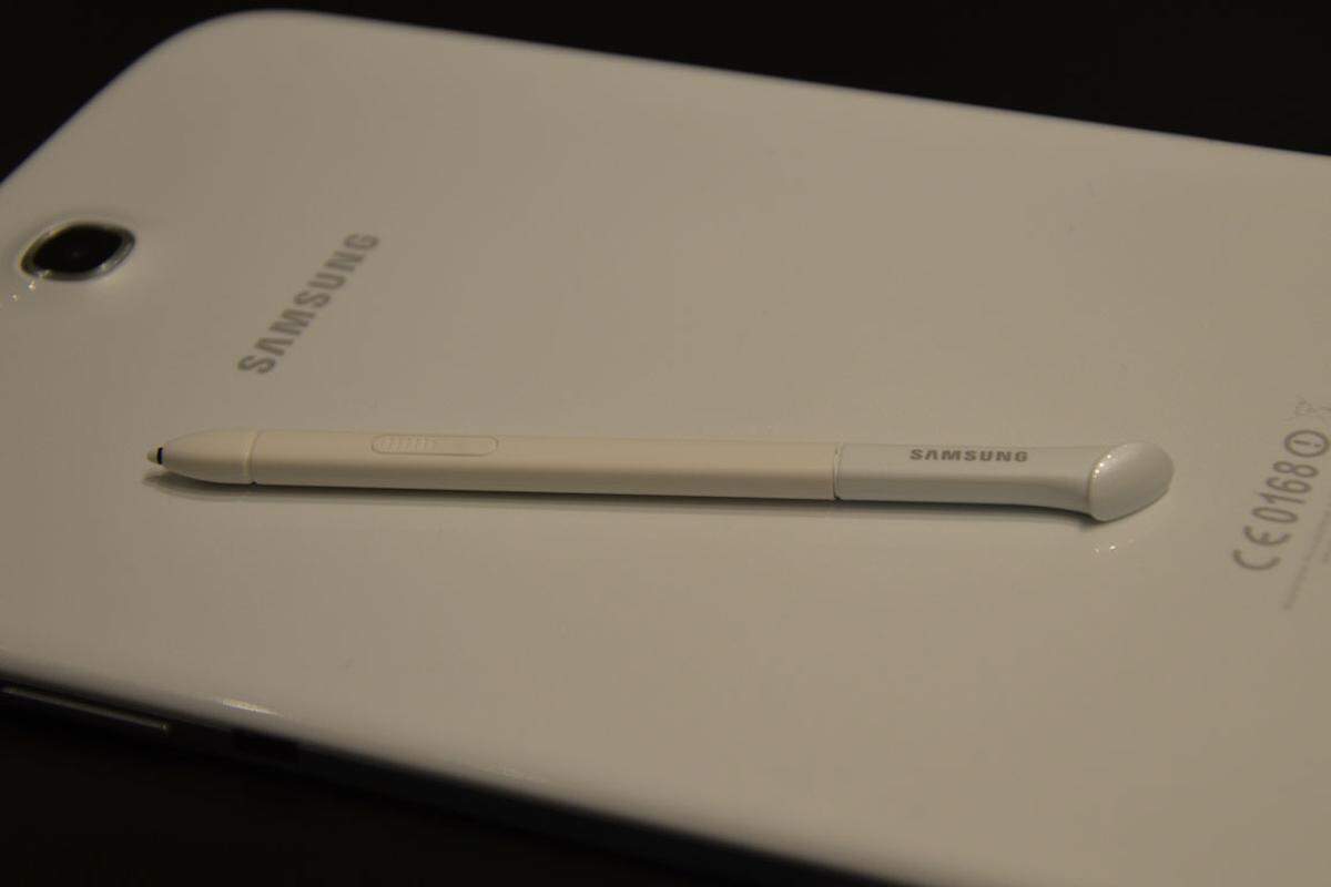 Der "S Pen" wurde von Samsung ein wenig verbessert. Die Spitze ist neu und und bietet so ein besseres "Handschrift-Gefühl". Außerdem können erstmals auch die virtuellen Schaltflächen für "Menü" und "Zurück" am Gehäuserand mit dem Stift bedient werden. Bisher musste man dazu immer den Stift weglegen und den Finger verwenden.