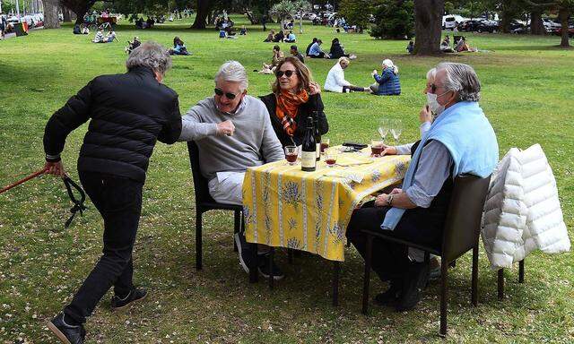 Picknick im Park. Restaurants blieben lange geschlossen in Melbourne.