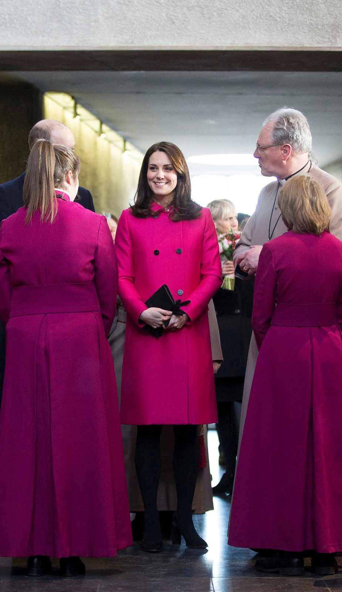 Mit diesem pinken Mantel von Mulberry ging sie in der Coventry Cathedral beinahe unter.