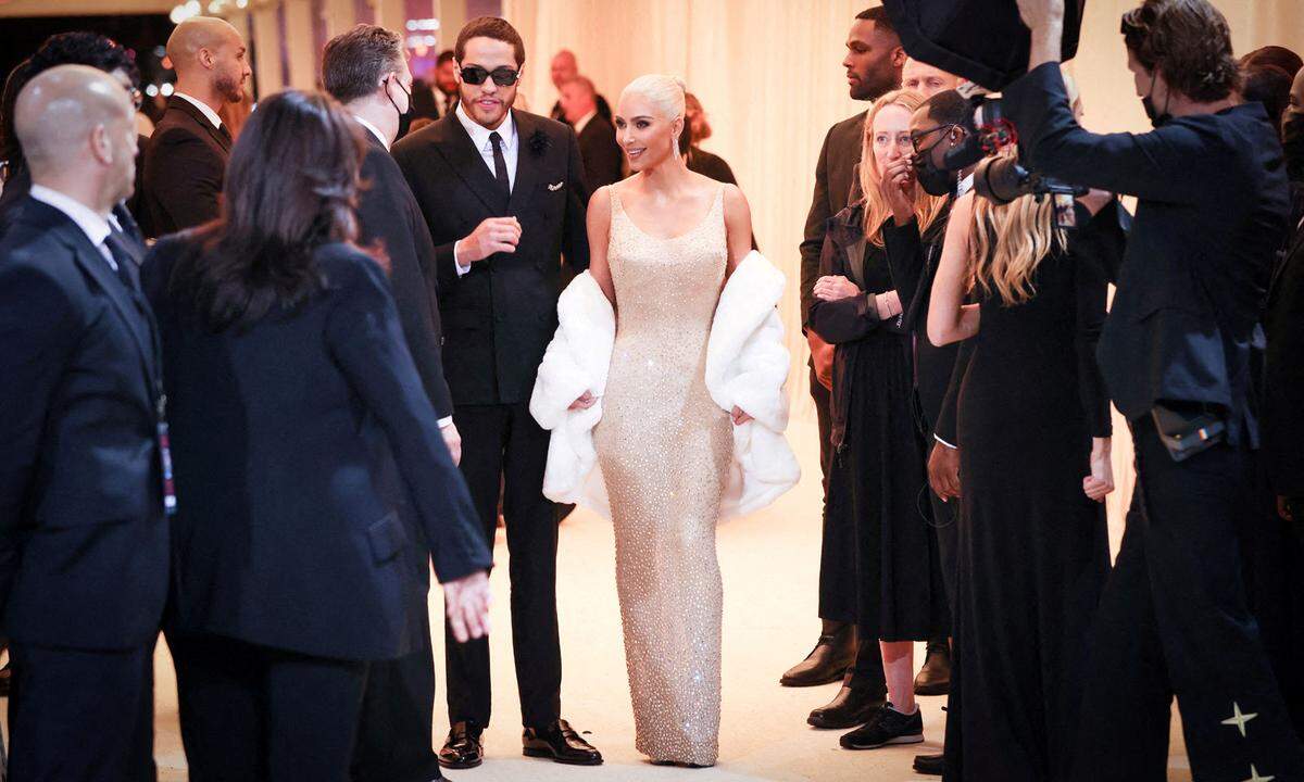 2. Mai. Fast schon schien das beige-funkelnde Kleid im Vergleich zu den vielen anderen Roben und Anzügen schlicht - aber Kim Kardashian hat mit dem Original-Outfit von Marilyn Monroe für den Höhepunkt der diesjährigen Met-Gala gesorgt. In dem Kleid, das Monroe (1926-1962) laut Kardashian einst anlässlich eines Geburtstagsständchens für den damaligen US-Präsidenten John F. Kennedy im Jahr 1962 trug, zeigte sich der Reality-Star auf dem roten Teppich.