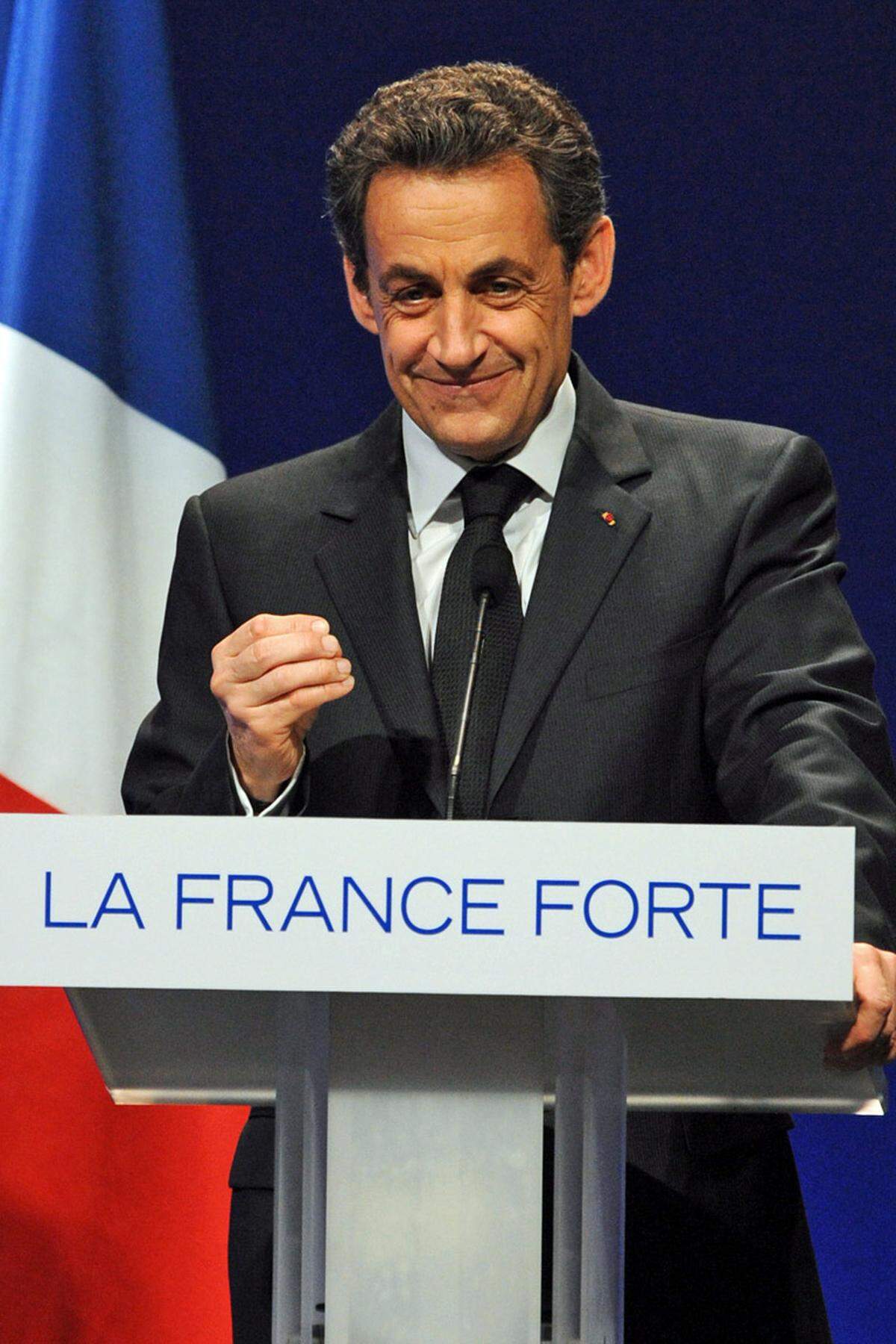 Umso schwieriger war es für Sarkozy, in der Euro-Krise ab Sommer 2011 glaubwürdig seinen Sparkurs zu vermitteln. Schon seine Rentenreform aus dem Herbst 2010 zur Erhöhung des Renteneintrittsalters auf 62 Jahre hatte Millionen Franzosen auf die Straße getrieben. Es brauchte erneut drastische Einschnitte. Sarkozy warnte daher vor einer "Explosion Europas", um den Franzosen die Dringlichkeit vor Augen zu führen. Den Verlust der AAA-Bonität konnte er dennoch nicht verhindern.