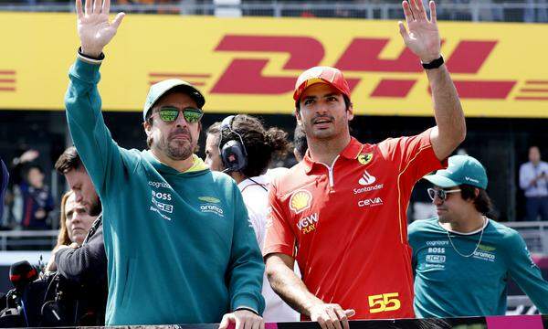 Fernando Alonso (l.) verlängerte bei Aston Martin und öffnete Carlos Sainz (r.) damit Türen.  