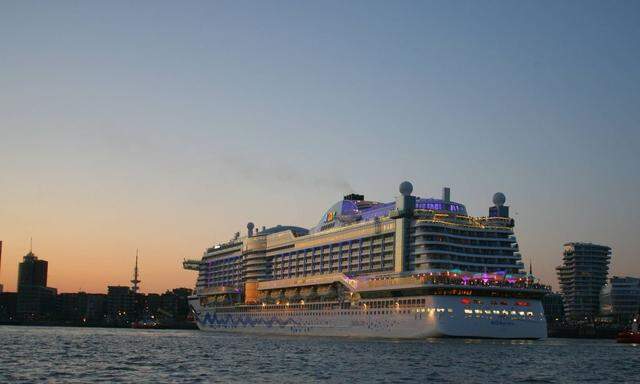 Die Aida Prima im Hafen Hamburg zum 827 Hafengeburtstag 07 05 2016