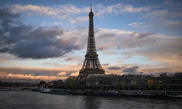 Im berühmten Ritz-Hotel in Paris ist ein Diamantring nach zwei Tagen wiedergefunden worden, im Beutel eines Staubsaugers.
