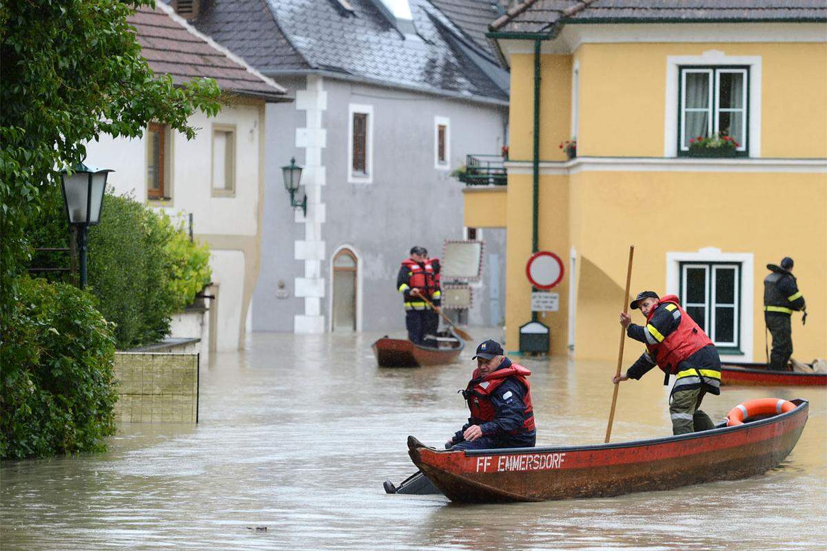 In Emmersdorf auf der nördlichen Seite der Melker Donaubrücke stand das Orts-Zentrum bis zum ersten Stock unter Wasser. Ein Weiterkommen war nur noch über Zillen der Feuerwehr möglich.