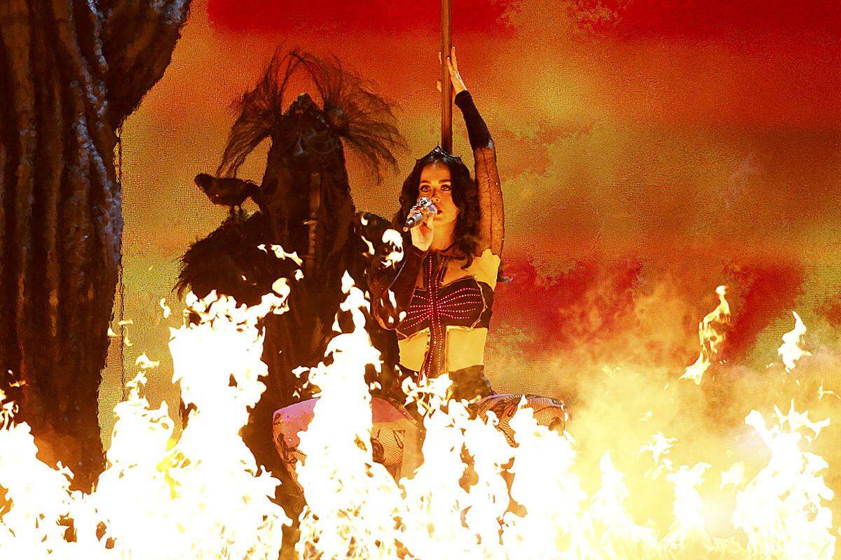 Bei dem Gala-Spektakel traten zahlreiche Stars auf: Katy Perry sang vor flammender Kulisse.