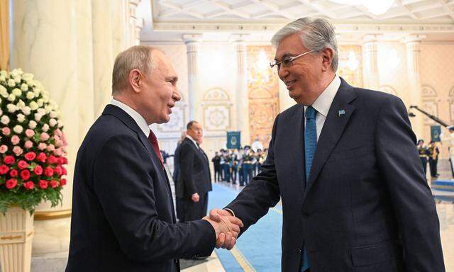 Kasachstan konnte sich als Vermittler zwischen Russland und dem Westen profilieren und die Warenströme noch ausbauen (im Bild: der kasachische Präsident Qassym-Schomart Toqajew mit Wladimir Putin).