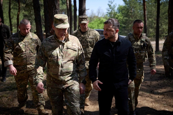 Symbolbild: Der ukrainische Präsident Wolodymyr Selenskyj besucht gemeinsam mit seinem Stv. Pawlo Palisa und Armeechef Oleksandr Syrskyj eine Stellung ukrainischer Truppen nahe der Front in der Region Dnipropetrowsk. 