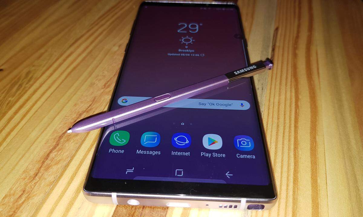 Der S Pen ist nicht mehr nur Stift, sondern auch Klicker und Auslöser für die Kamera. Dafür ist der Stift nun über Bluetooth verbunden. Gesteuert werden kann damit die Kamera-App sowie auch YouTube und "andere Apps".