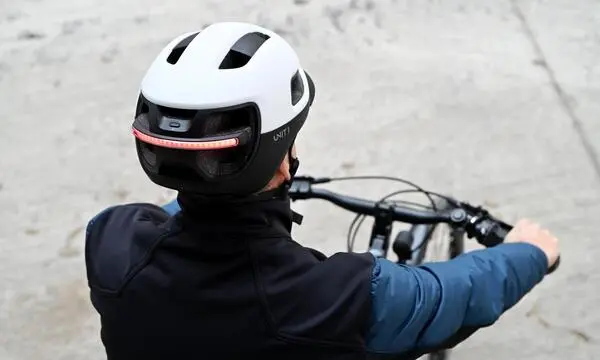 Der rote Leuchtstreifen am Hinterkopf kann auch orange links und rechts blinken sowie ein Bremsung anziegen.   