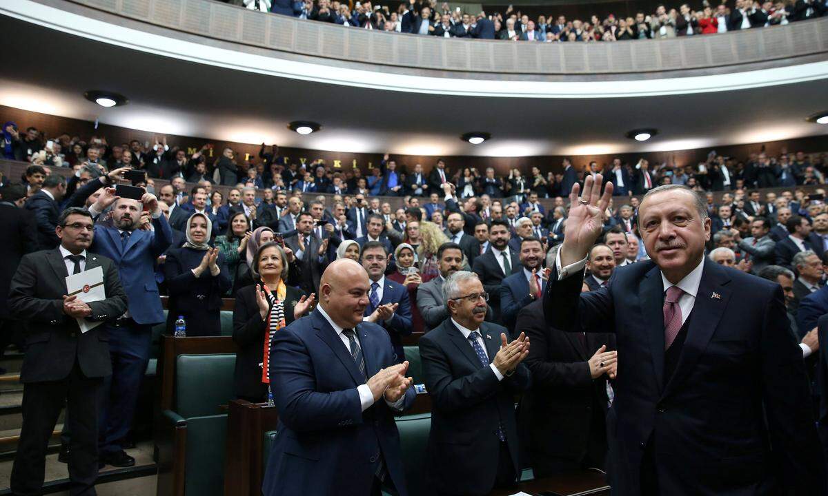 Der türkische Präsident Recep Tayyip Erdogan kündigte am Dienstag vor Mitgliedern seiner Partei AKP an, mit der Belagerung der nordsyrischen Stadt Afrin zu beginnen. Vor einem Monat hat die Türkei eine Offensive auf Afrin begonnen, ein Gebiet, das von der Kurdenmiliz YPG kontrolliert wird. Die Regierung in Ankara sieht die YPG als Ableger der verbotenen Arbeiterpartei Kurdistans PKK und hat ihr deshalb den Kampf angesagt.