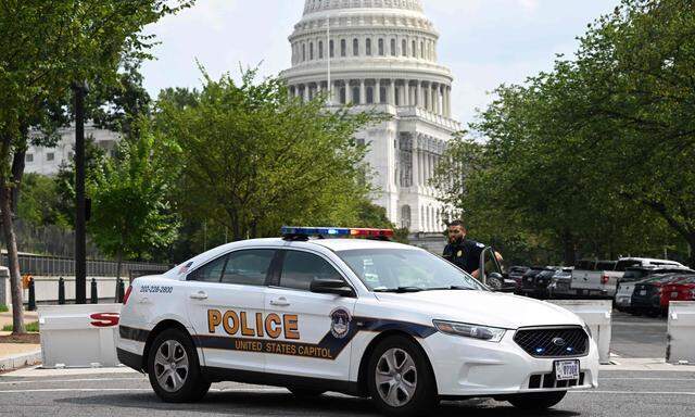 Die Polizei stand nach der Meldung über einen „aktiven Schützen“ im US-Kapitol bereit.