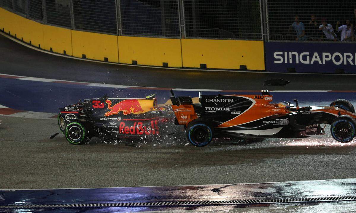 Max Verstappen schiebt bei Fernando Alonso an.