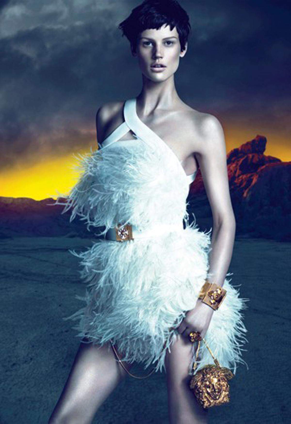 Karl Lagerfeld ist ein großer Fan von ihr und auch für die Versace-Kampagne wurde sie extrem weiblich in Szene gesetzt.