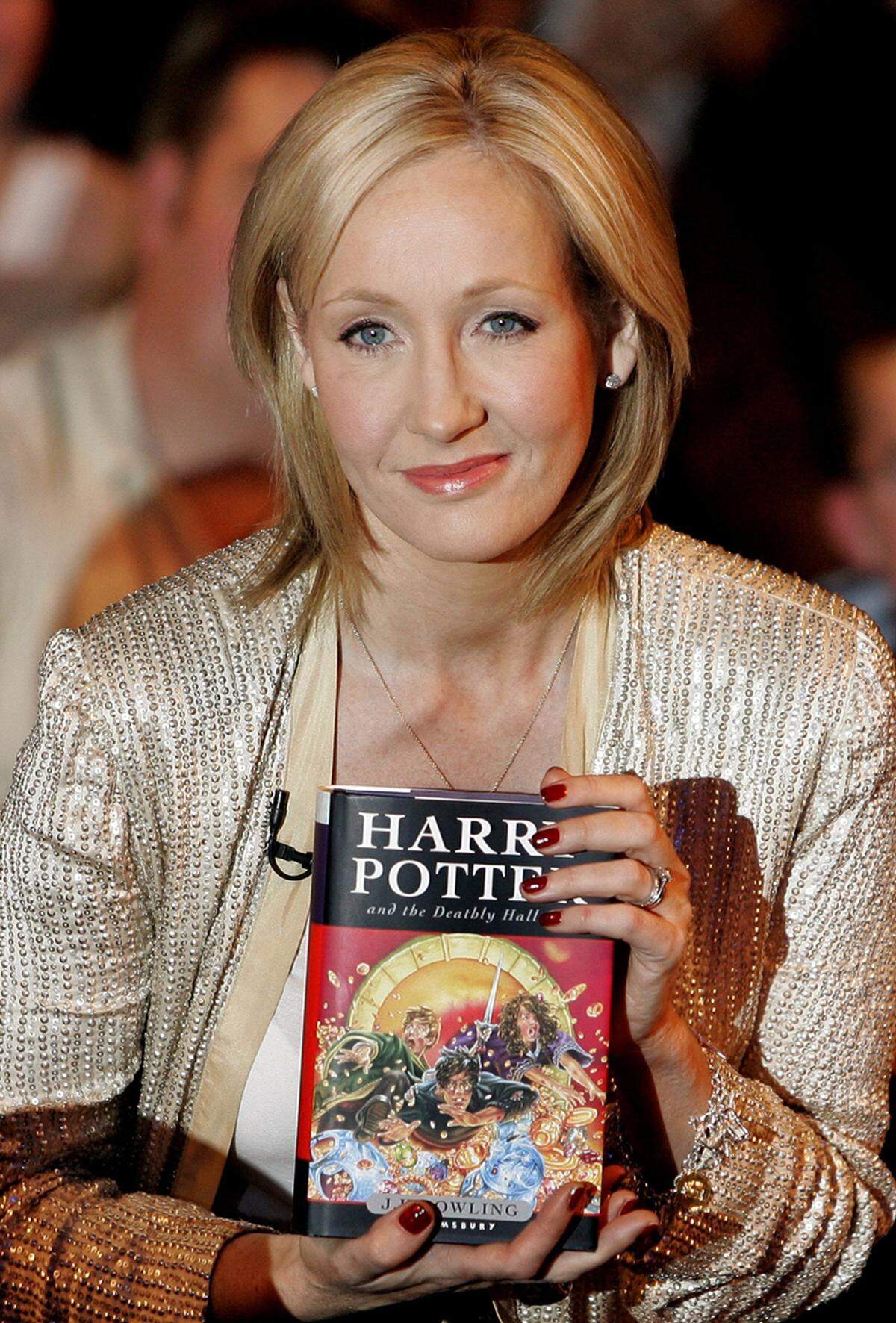 Joanne K. Rowling wurde 2004 vom US-Magazin "Forbes" auf der Liste der Dollar-Milliardäre geführt. Sie war unter den Schriftstellern die erste, die mit ihrem Werk eine Milliarde US-Dollar verdient hatte. Mit einem Großteil ihres Vermögens unterstützt sie zahllose gemeinnützige Projekte.