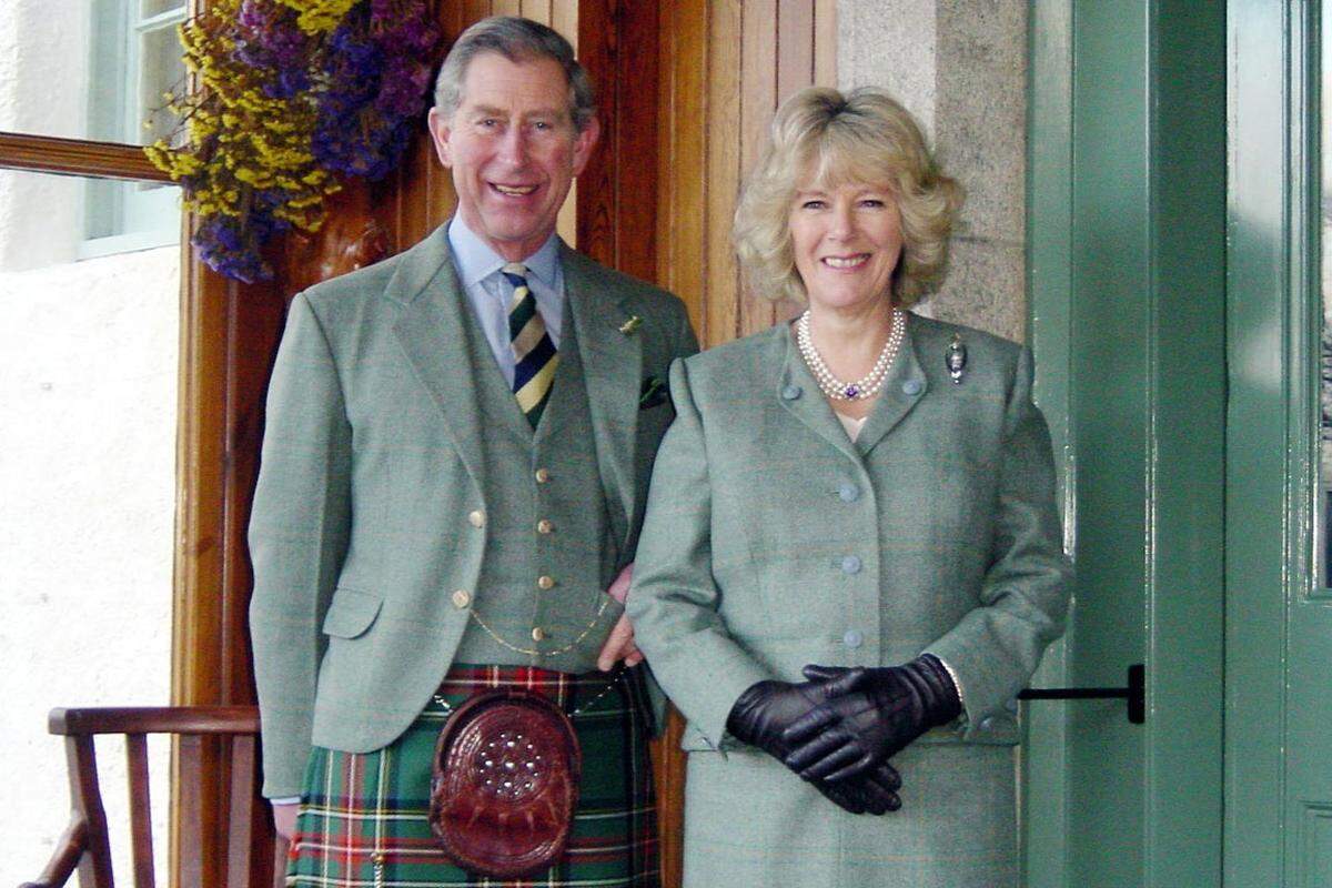 Charles und Camilla haben angekündigt, ihren zehnten Hochzeitstag in Schottland zu verbringen, auf Birkhall, einem Herrenhäuschen auf dem königlichen Landsitz Balmoral. Dort gehen beide gerne wandern und fischen, in Gummistiefeln und grobem Tweet, weit abseits der Glitzerwelt des schrillen London, die Charles' erste Frau Diana so schätzte.