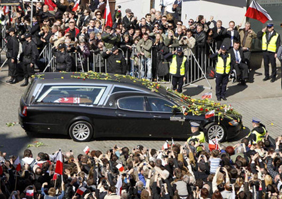 Auf dem Weg zur Marien-Basilika in Krakau stehen tausende Polen, um sich von ihrem Präsidenten zu verabschieden.