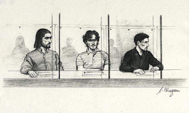 Eine Gerichtssaal-Zeichnung aus dem Jahr 2005, als die drei Sürücü-Brüder in Berlin vor Gericht standen.