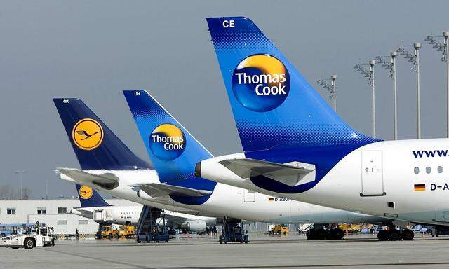 Maschinen der Firmen Thomas Cook und Lufthansa auf dem Flughafen Muenchen